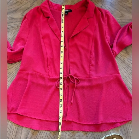 Torrid Lightweight Red Blazer with Notched Lapels and Relaxed Fit size 1 - Picture 4 of 7